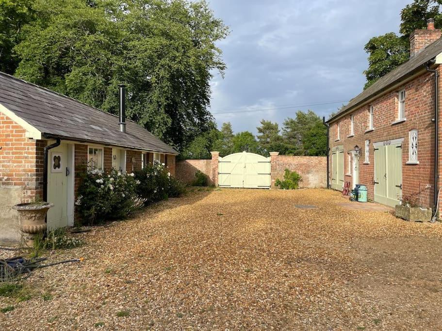 The Georgian Coach House:New Forest With Hot Tub Fordingbridge Exterior foto